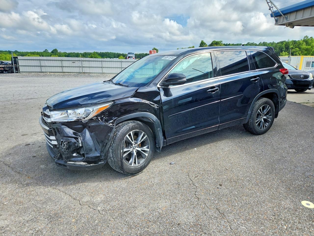 2017 Toyota Highlander Le Plus - zdjęcie główne