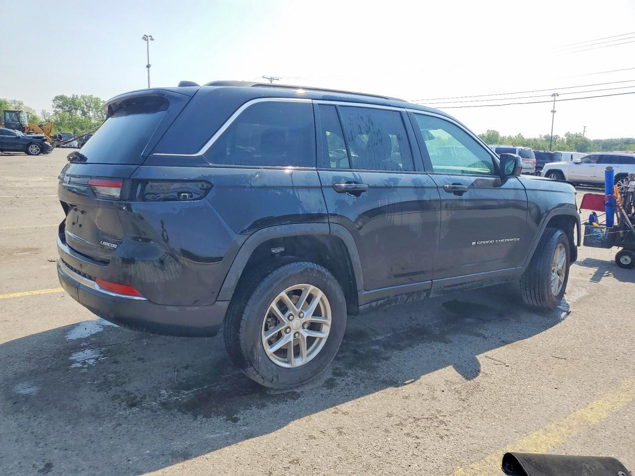 2025 Jeep Grand Cherokee Laredo - zdjęcie 3