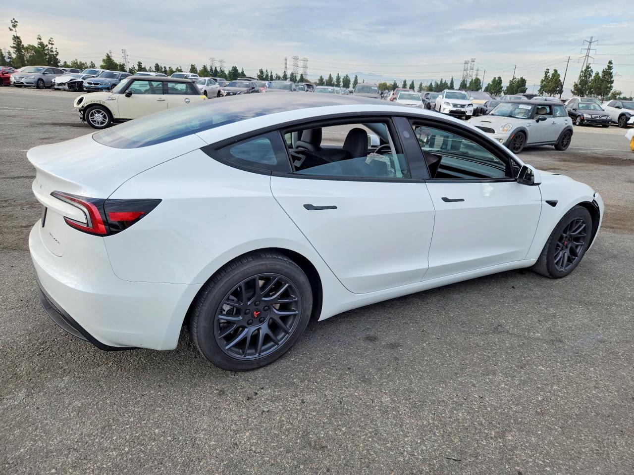 2025 Tesla Model 3 - zdjęcie 3