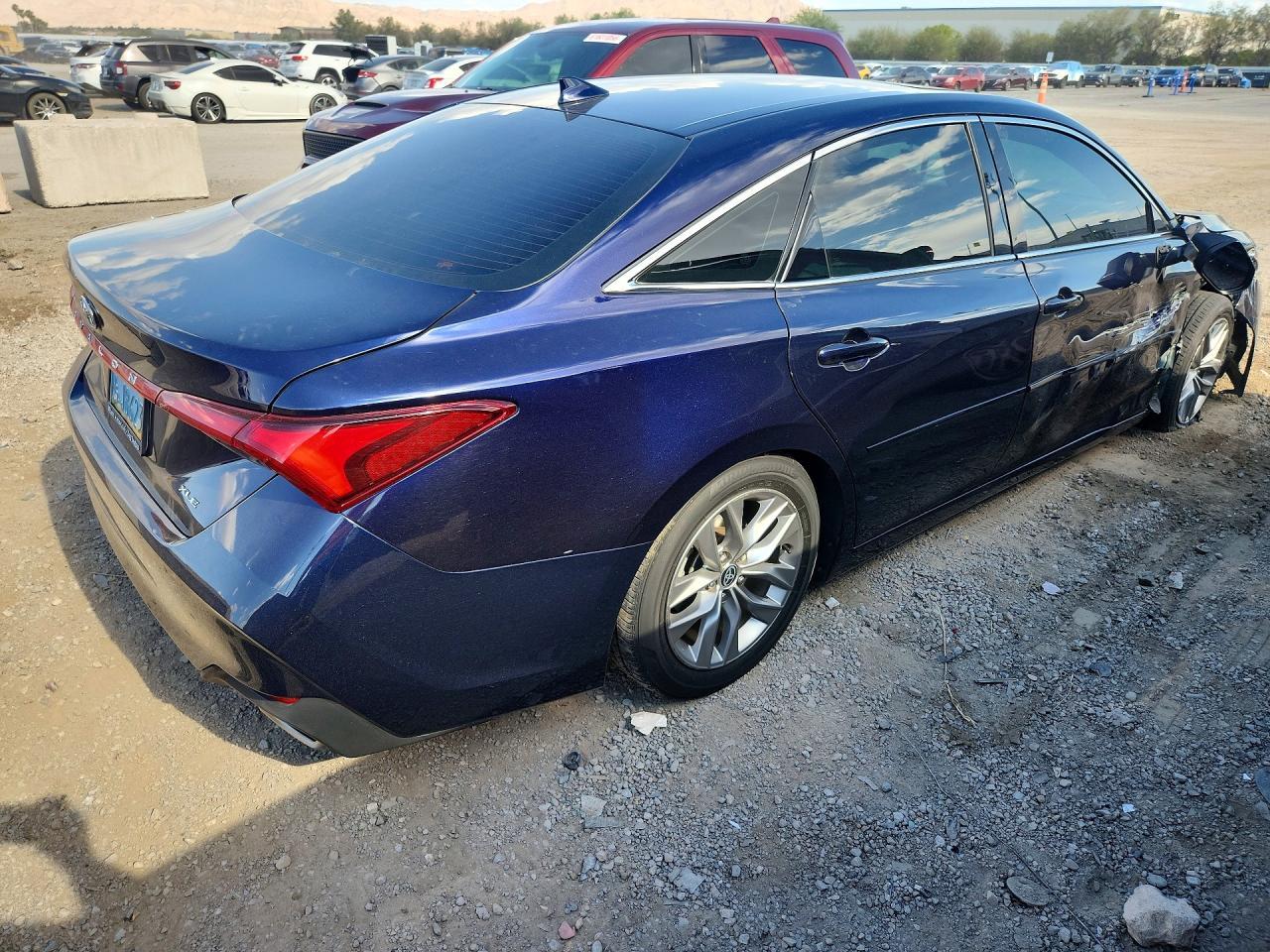 2022 Toyota Avalon Xle - zdjęcie 3