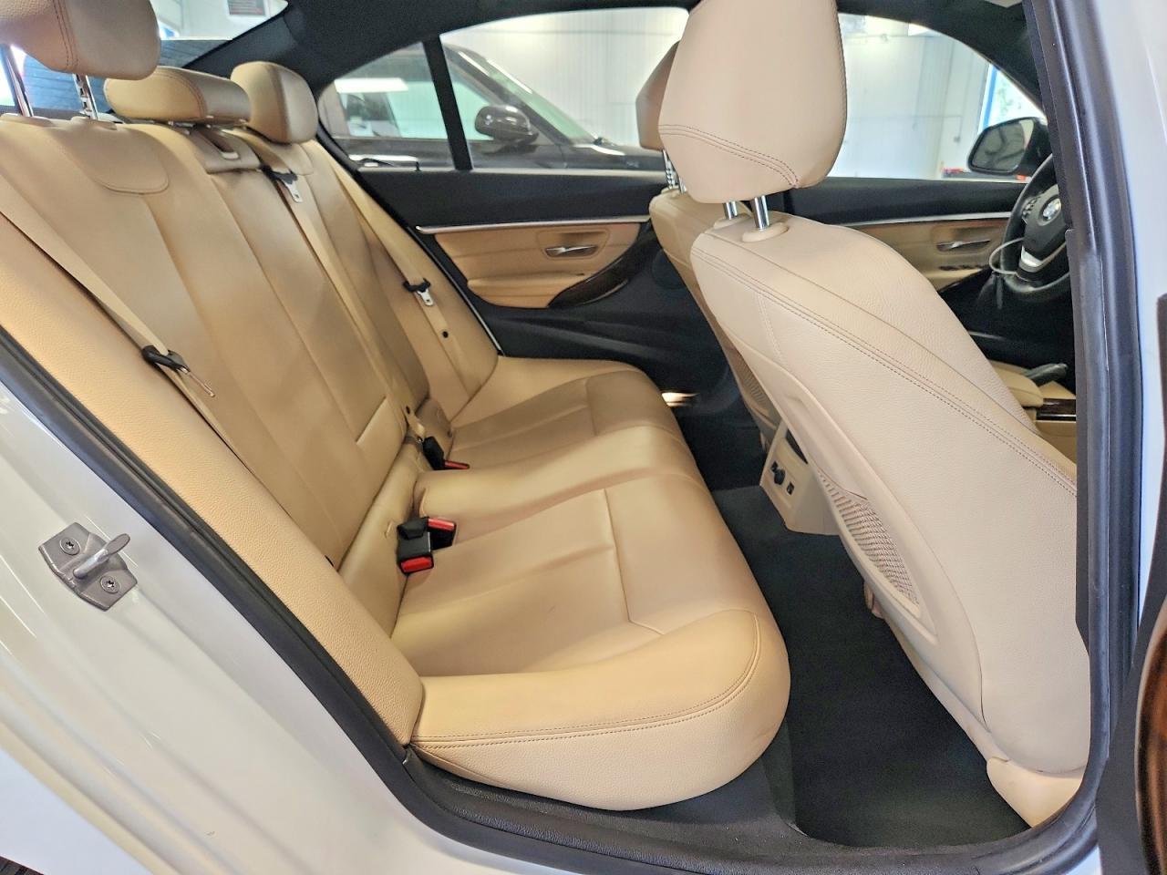 2017 BMW Seria 3 330i - zdjęcie 10