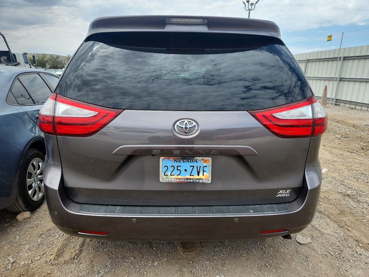2017 Toyota Sienna Xle - zdjęcie 6