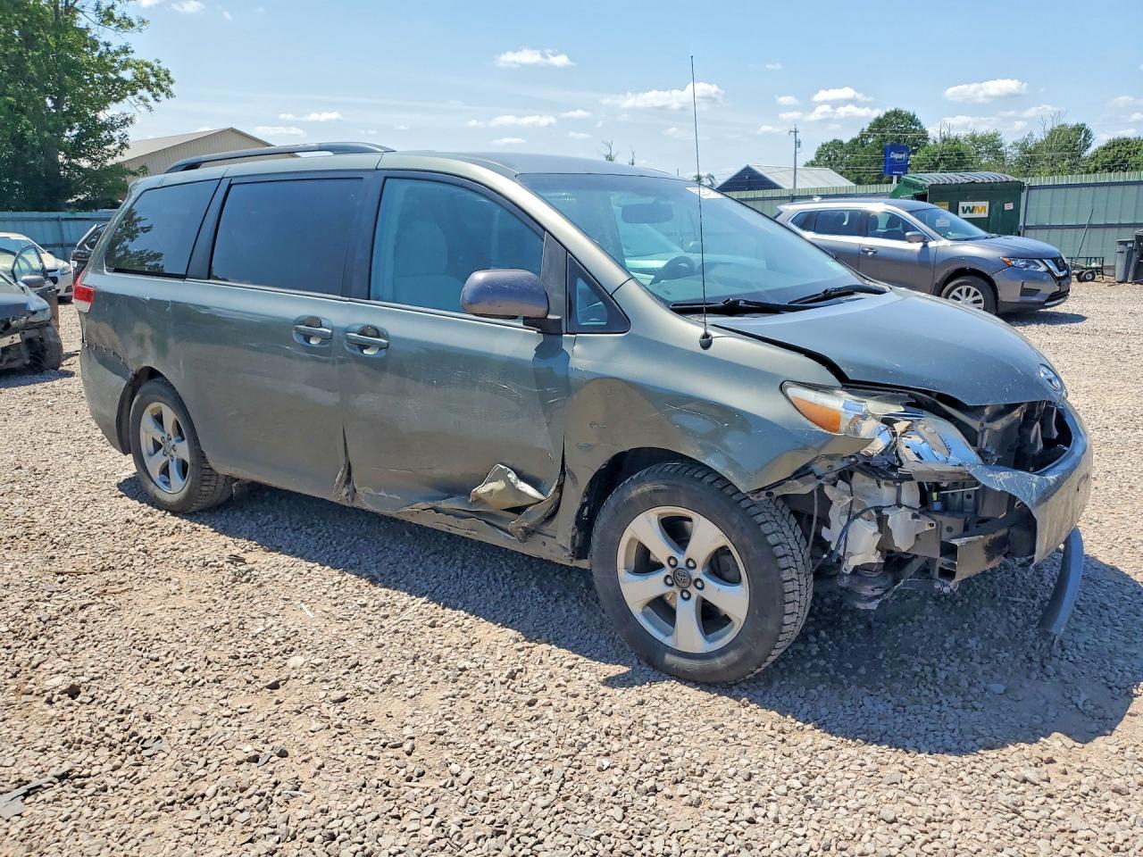 2014 Toyota Sienna Le - zdjęcie 4