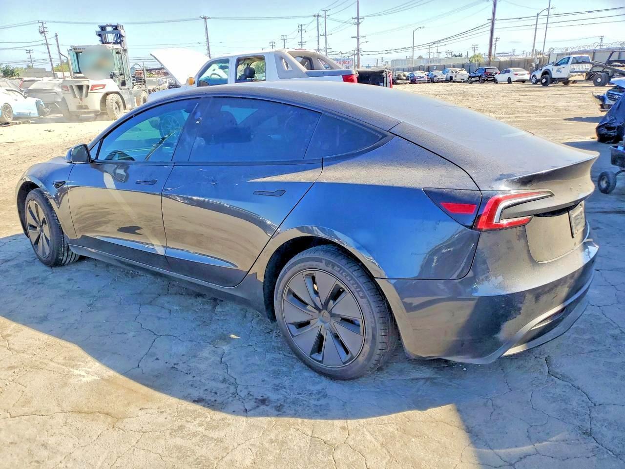 2025 Tesla Model 3 - zdjęcie 2