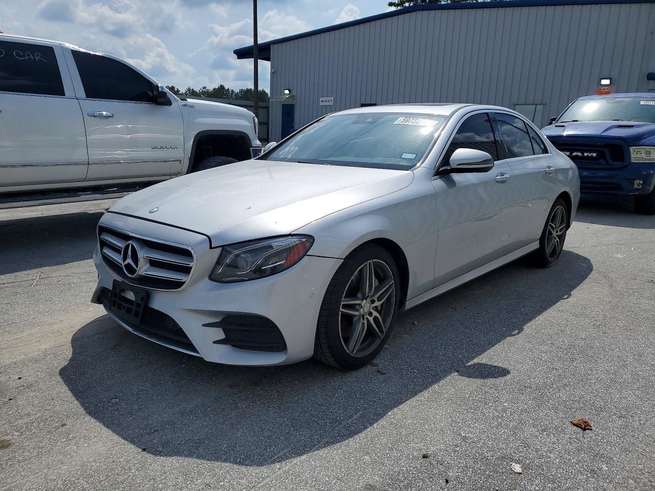 2017 Mercedes-Benz E 300 - zdjęcie główne