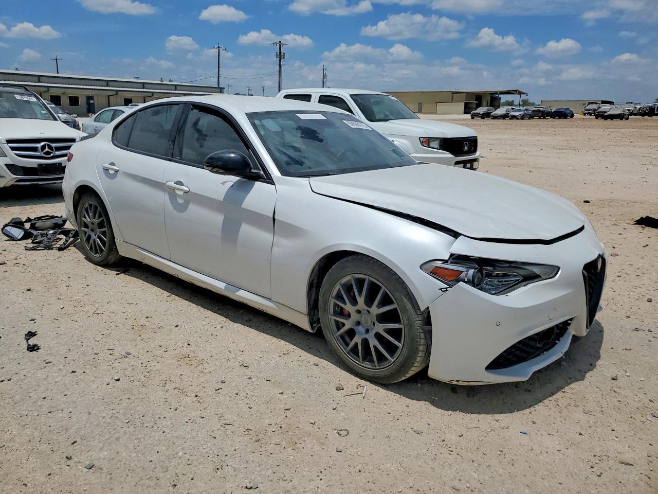 2017 Alfa Romeo Giulia Ti - zdjęcie 4