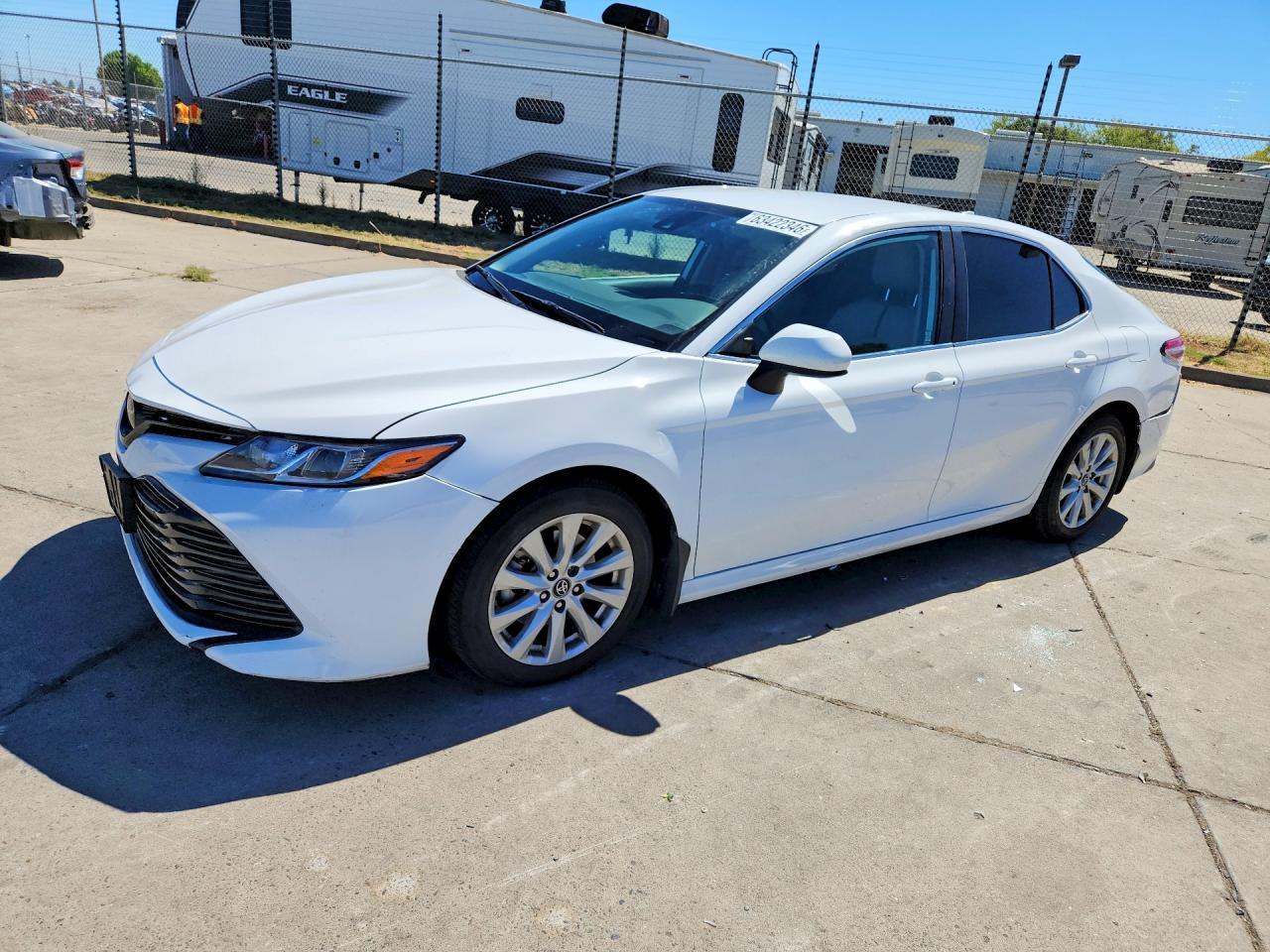2020 Toyota Camry Le - zdjęcie główne