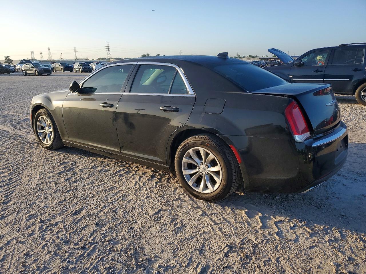 2016 Chrysler 300 Limited - zdjęcie 2