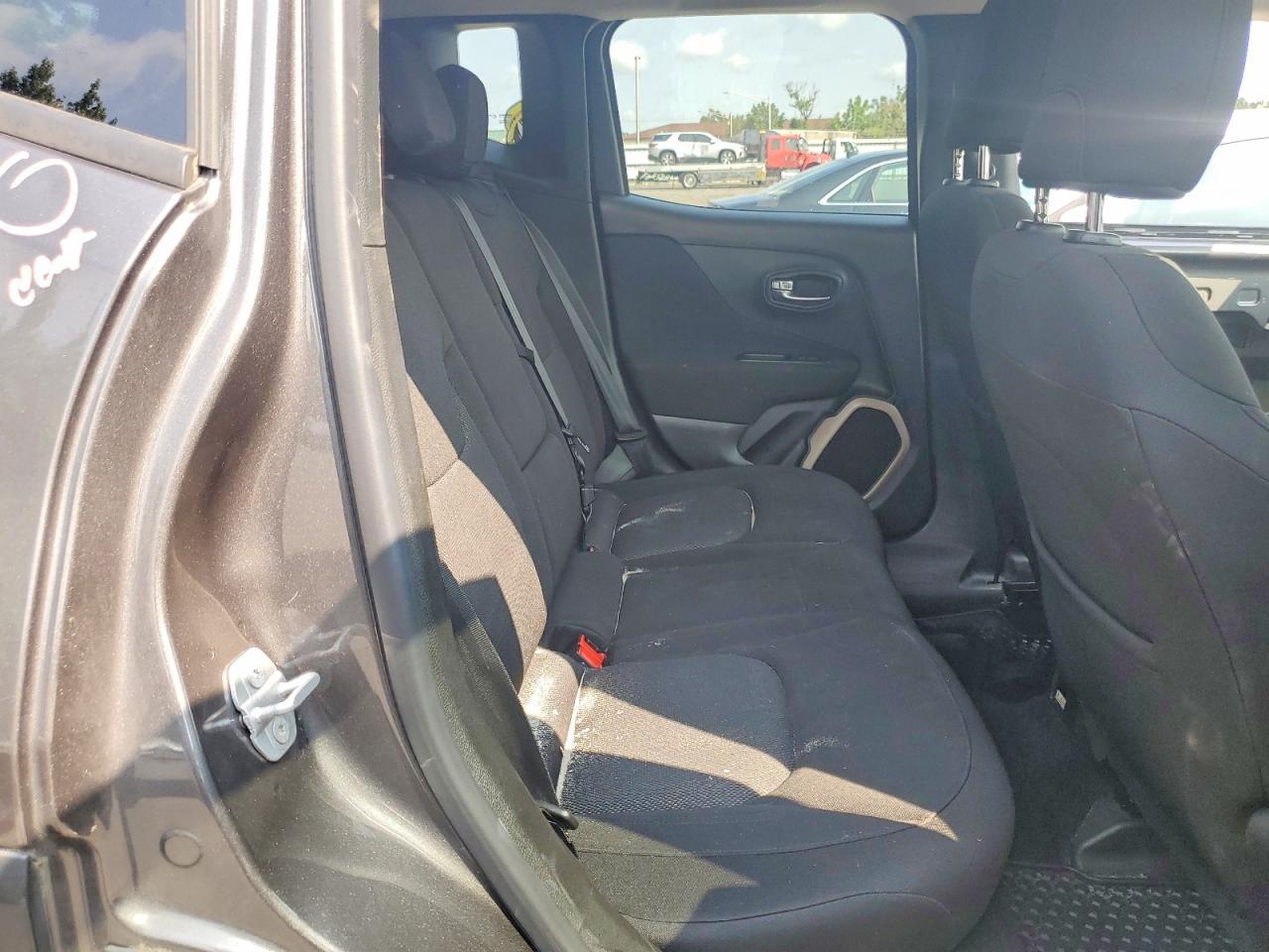 2016 Jeep Renegade Latitude - zdjęcie 10