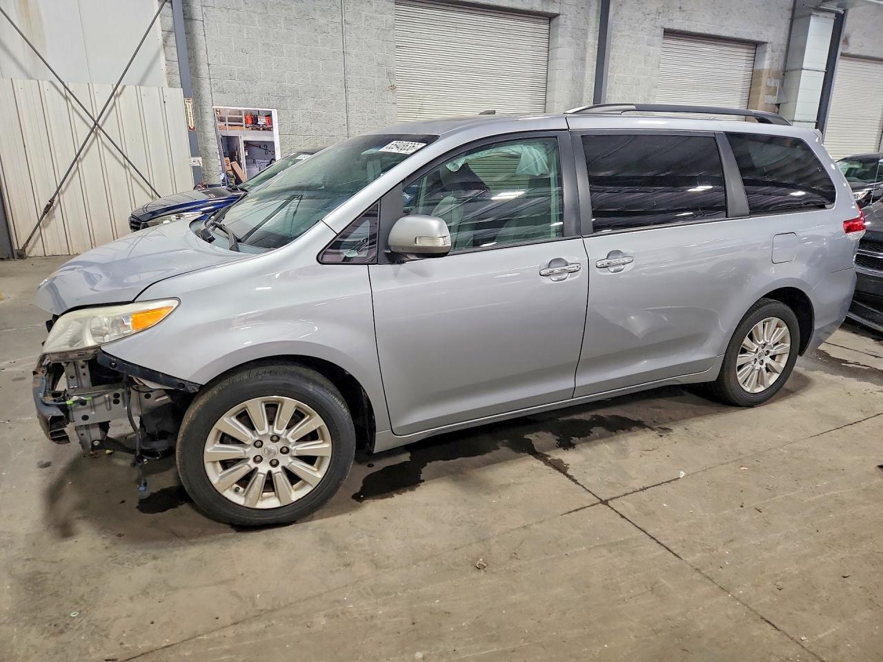 2013 Toyota Sienna Limited 7-Passenger - zdjęcie główne