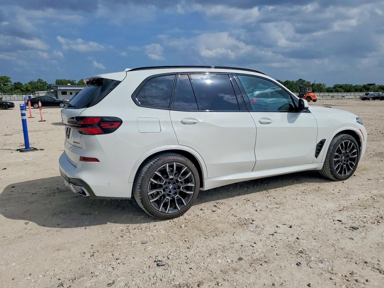 2025 BMW X5 xDrive50E - zdjęcie 3