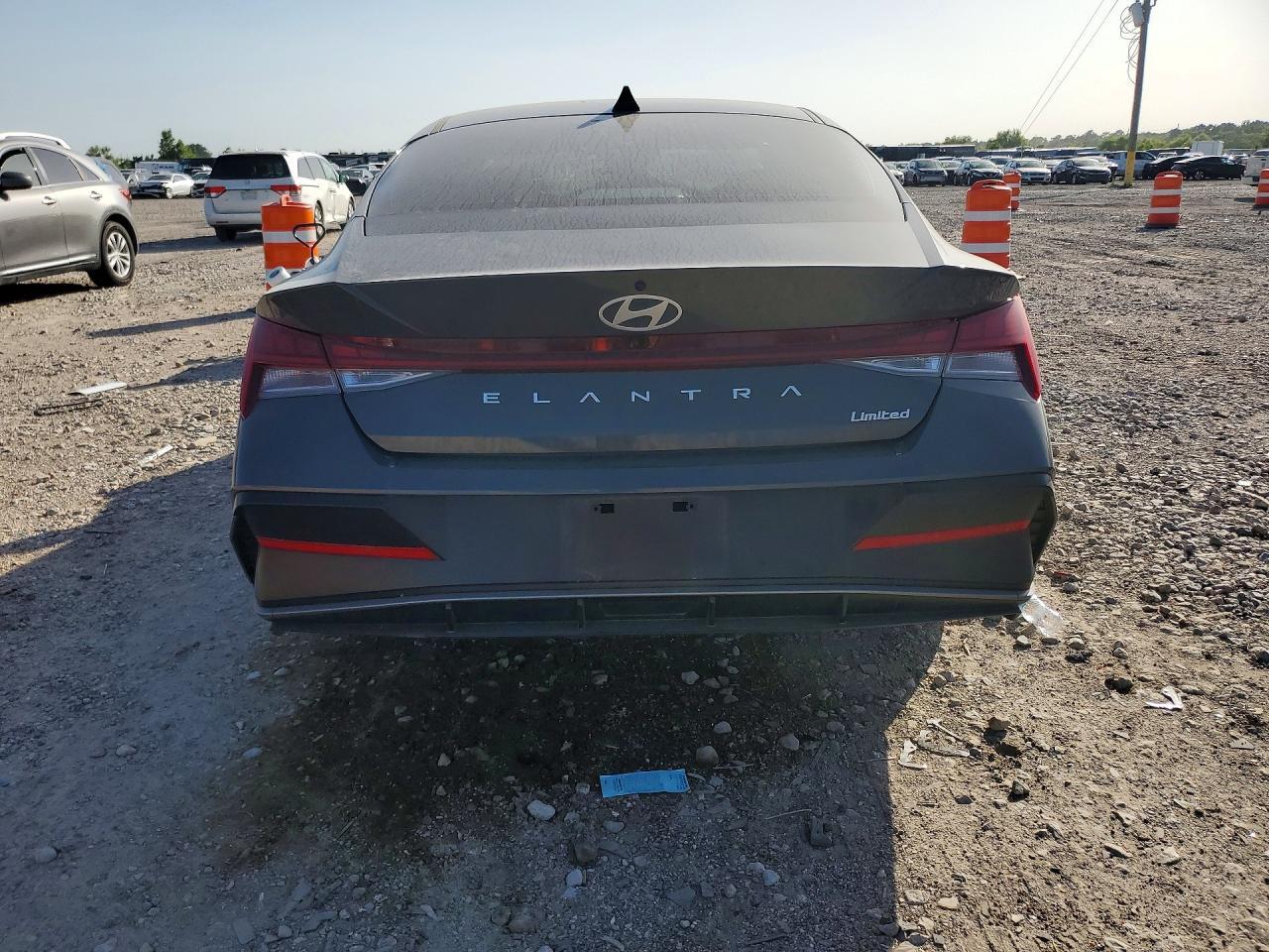 2025 Hyundai Elantra Limited - zdjęcie 6
