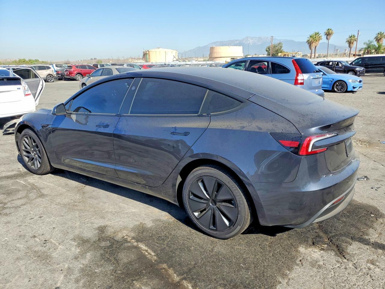 2026 Tesla Model 3 - zdjęcie 2