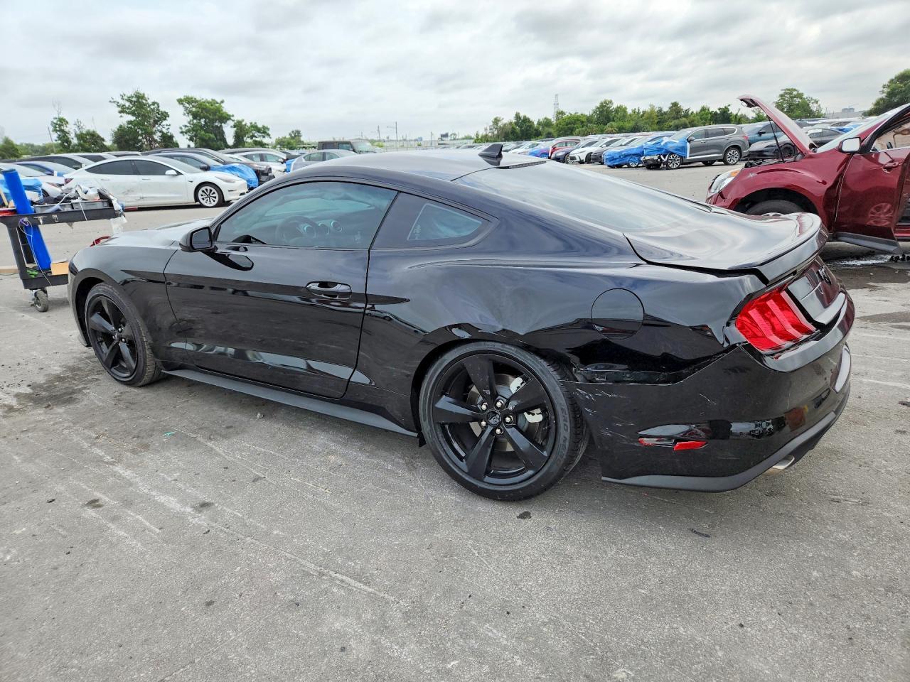 2021 Ford Mustang - zdjęcie 2