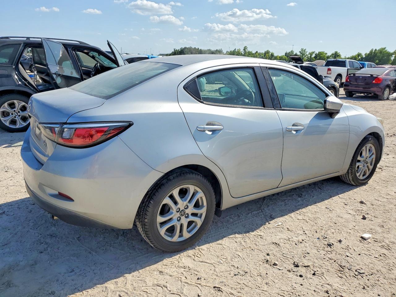 2018 Toyota Yaris Ia Base - zdjęcie 3