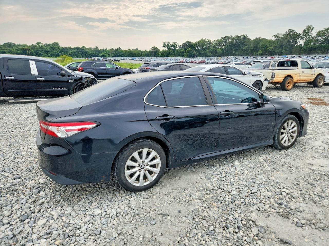 2018 Toyota Camry Le - zdjęcie 3