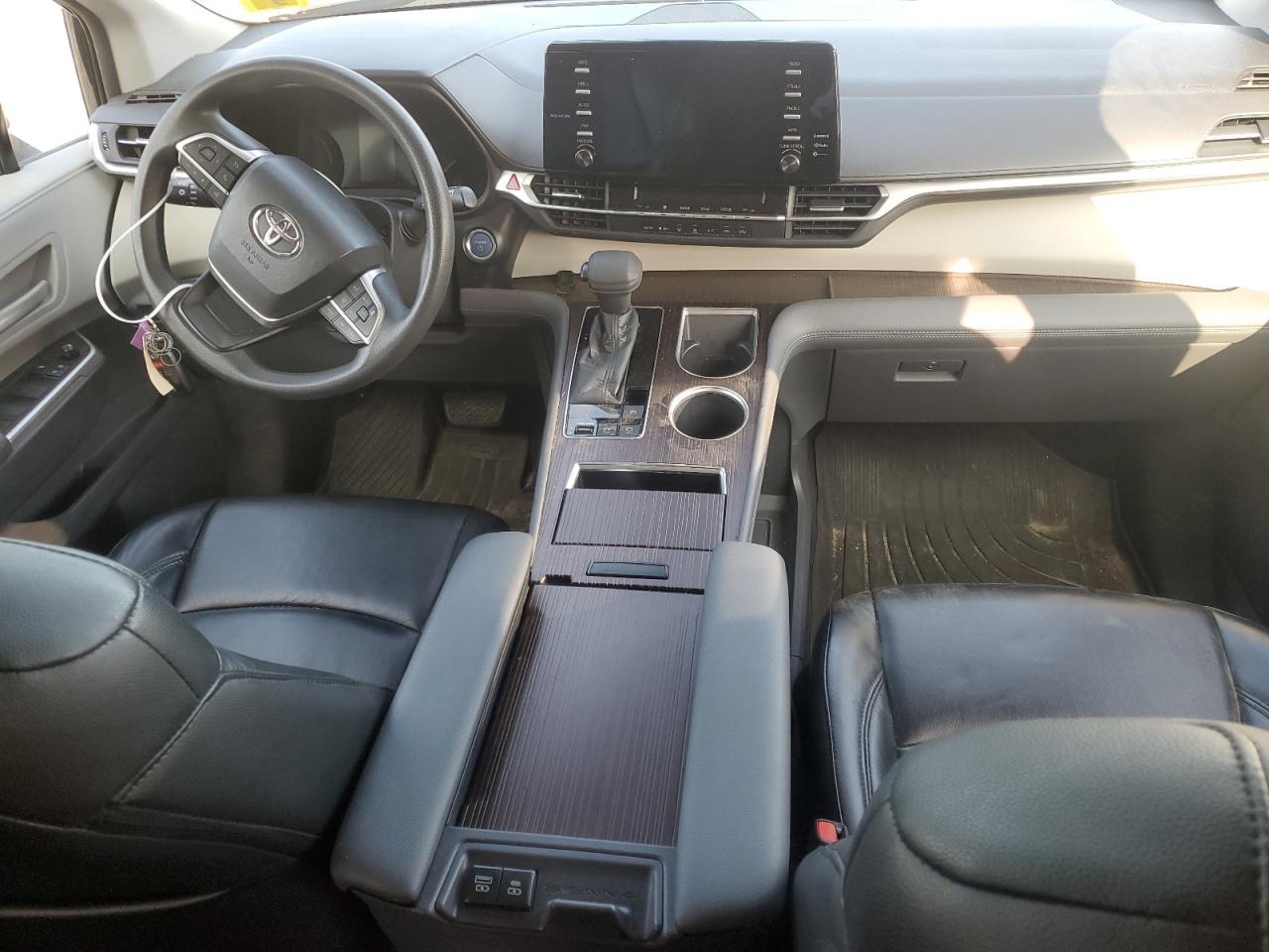 2021 Toyota Sienna Le - zdjęcie 8