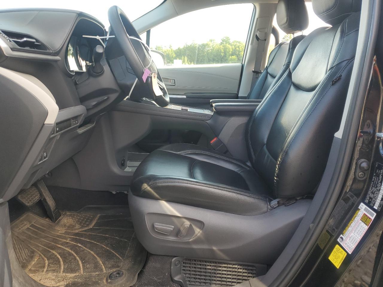 2021 Toyota Sienna Le - zdjęcie 7