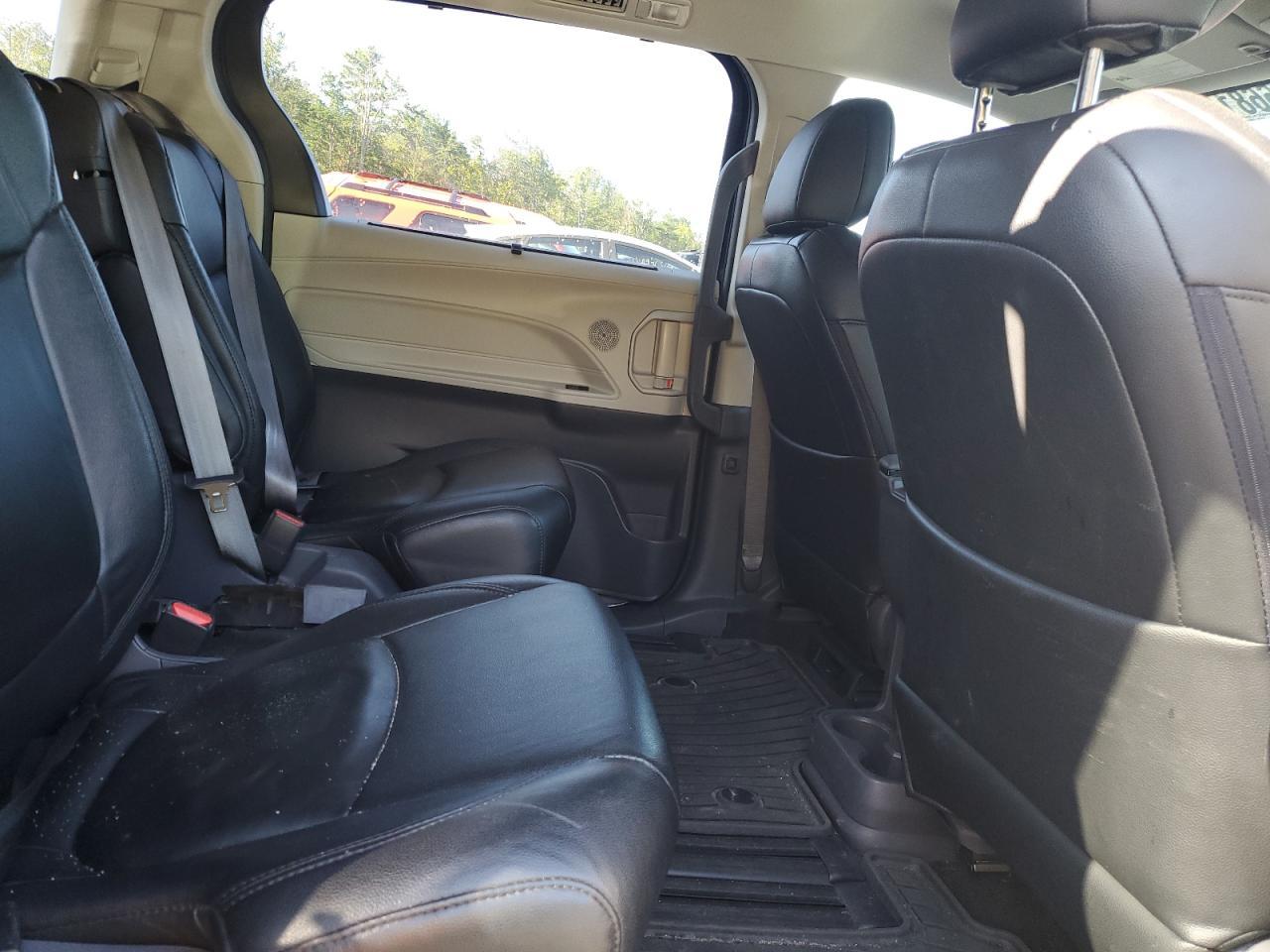 2021 Toyota Sienna Le - zdjęcie 10