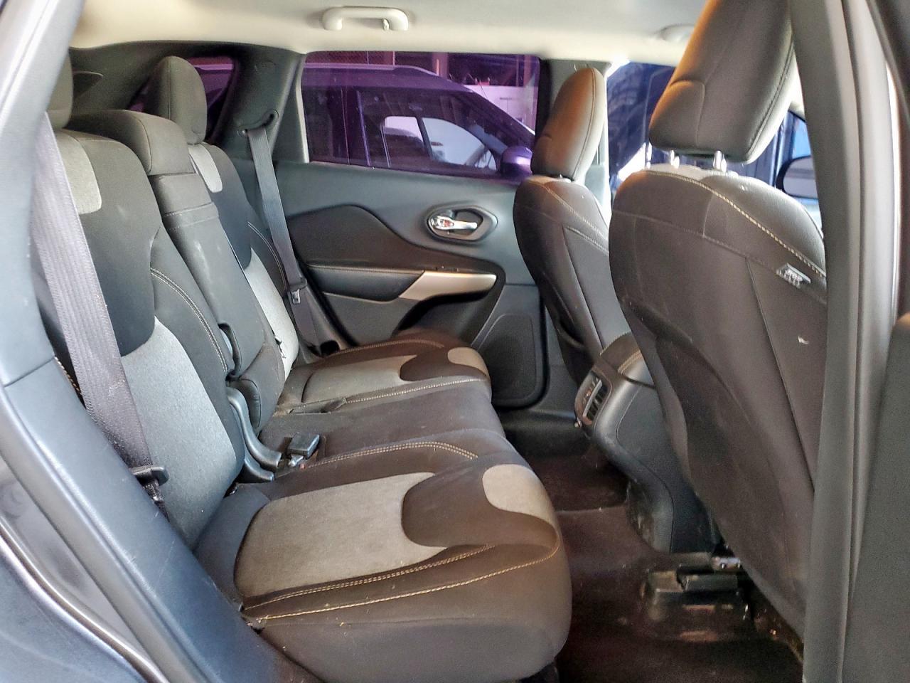 2017 Jeep Cherokee Sport - zdjęcie 11