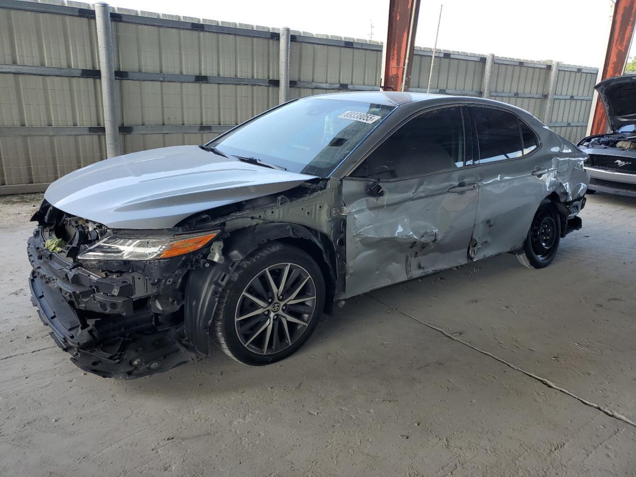 2022 Toyota Camry Xle - zdjęcie główne