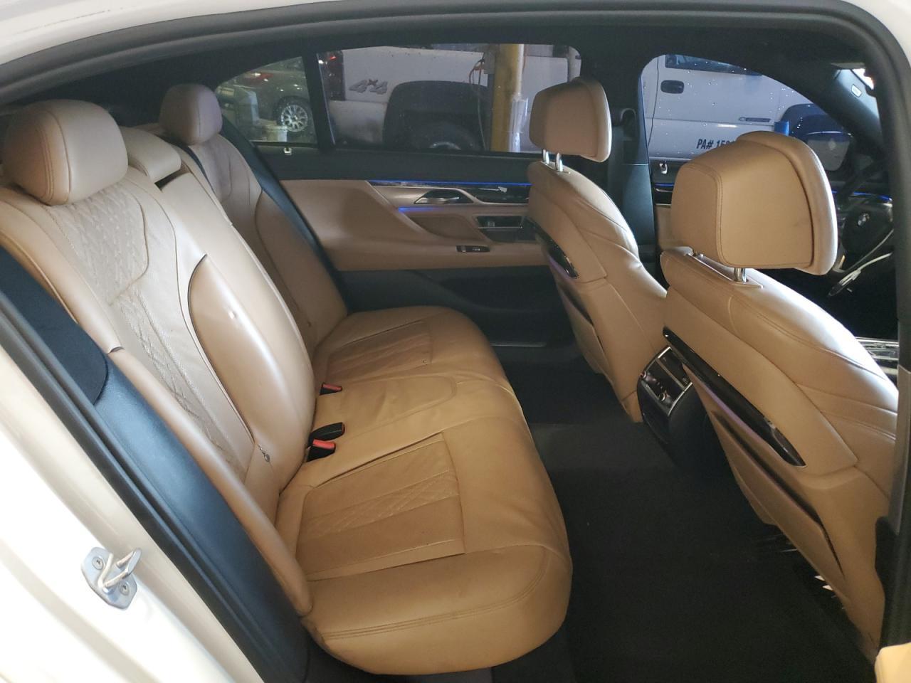 2016 BMW Seria 7 - zdjęcie 10