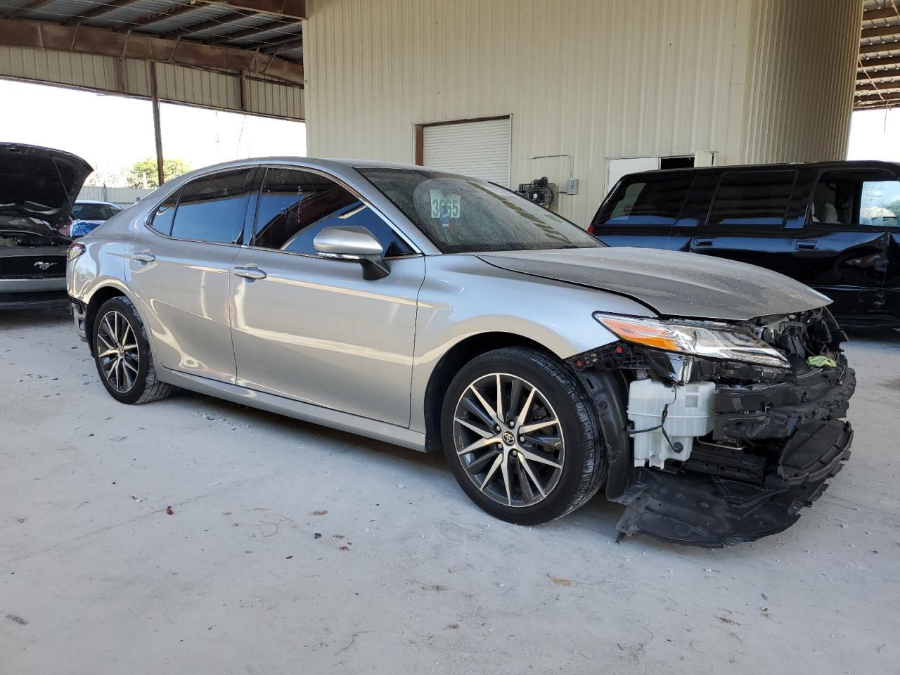 2022 Toyota Camry Xle - zdjęcie 4
