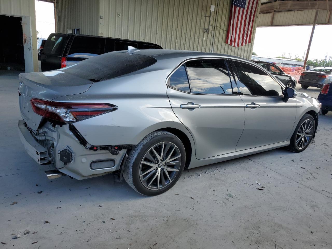 2022 Toyota Camry Xle - zdjęcie 3