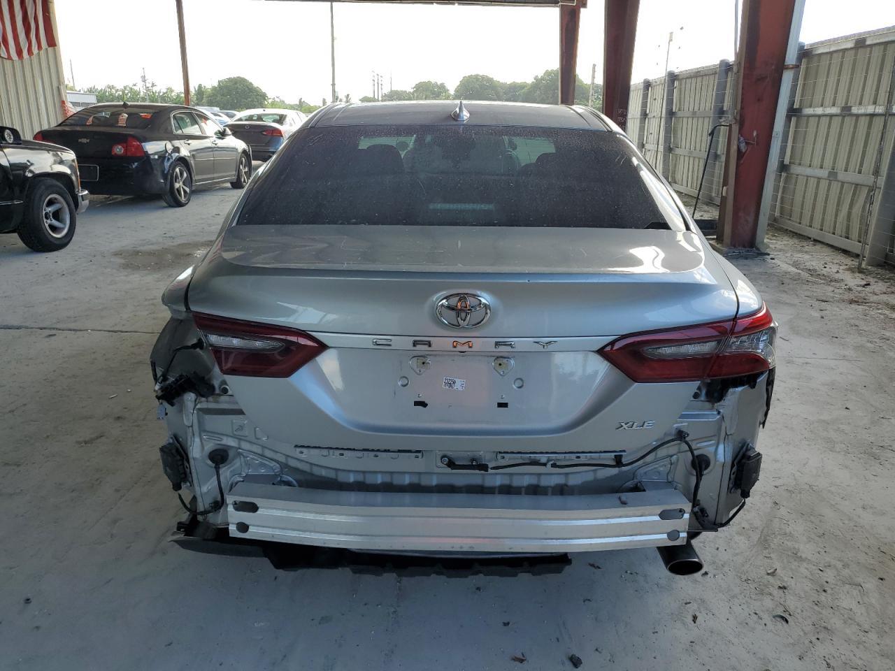 2022 Toyota Camry Xle - zdjęcie 6
