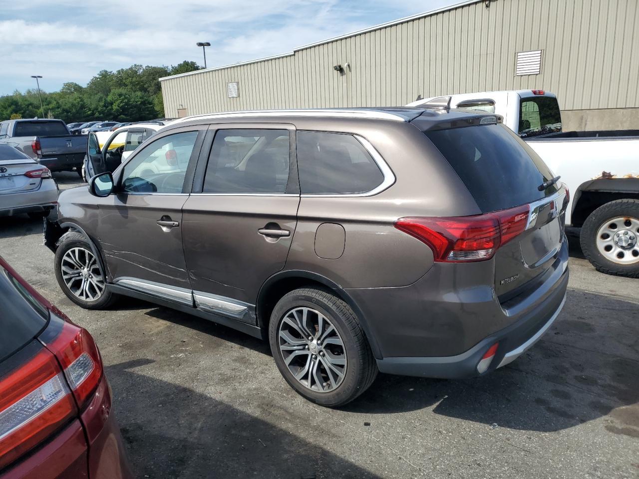 2017 Mitsubishi Outlander Se - zdjęcie 2