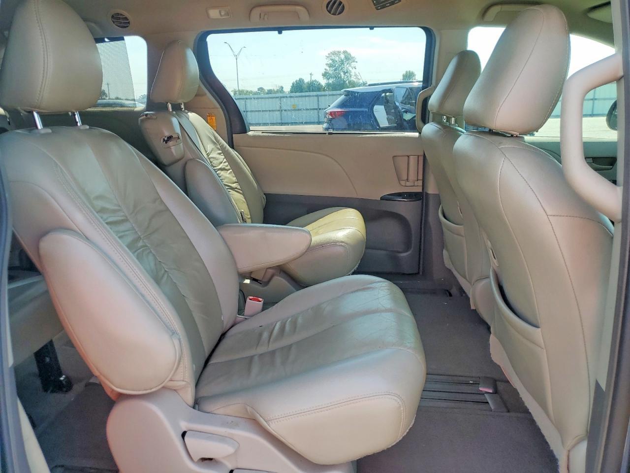 2014 Toyota Sienna Le - zdjęcie 11