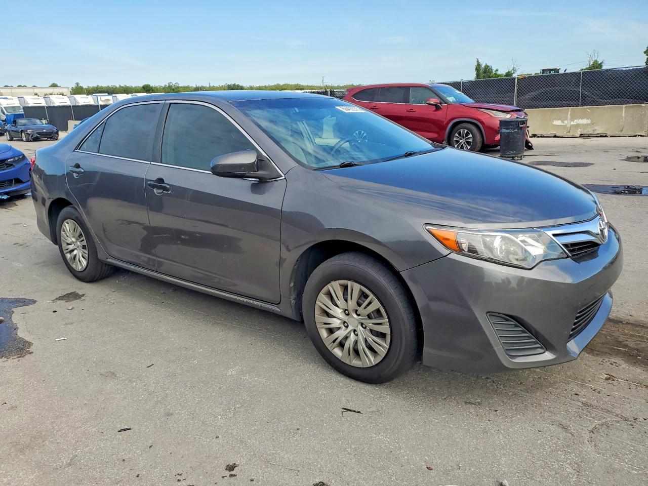 2014 Toyota Camry Le - zdjęcie 4