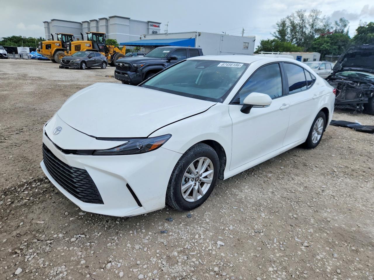 2025 Toyota Camry Le - zdjęcie główne