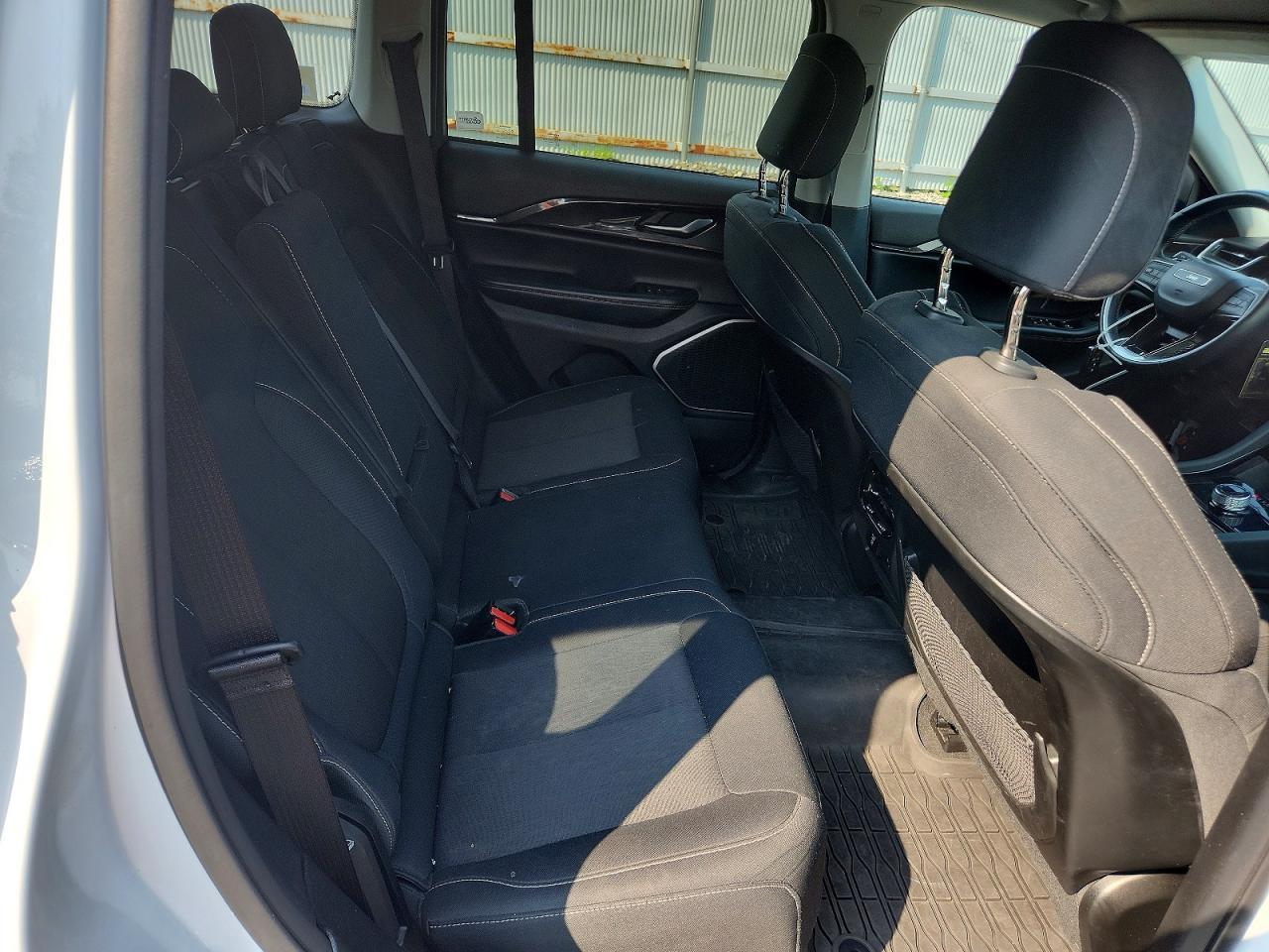 2022 Jeep Grand Cherokee Laredo - zdjęcie 11