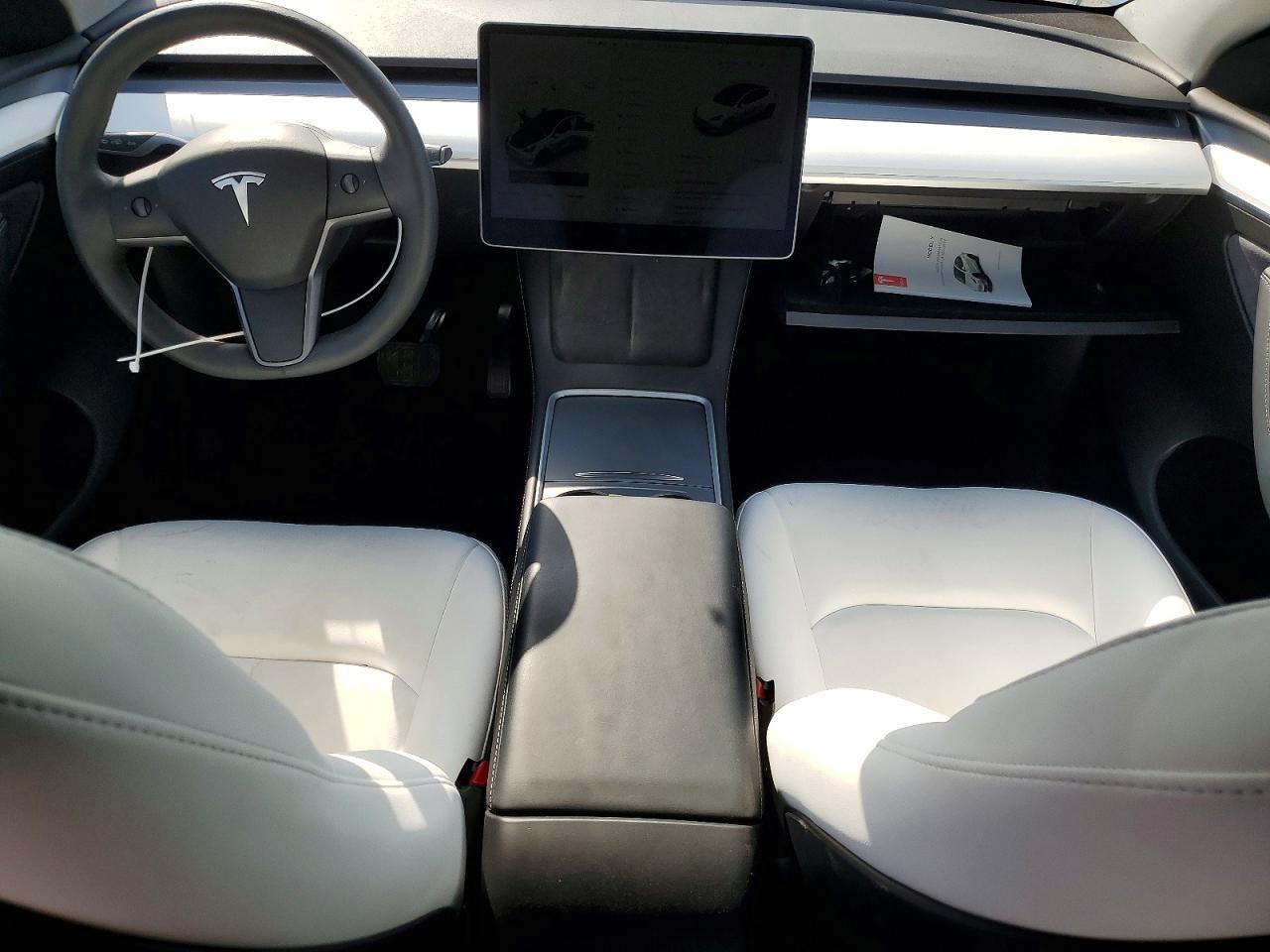 2025 Tesla Model Y - zdjęcie 8
