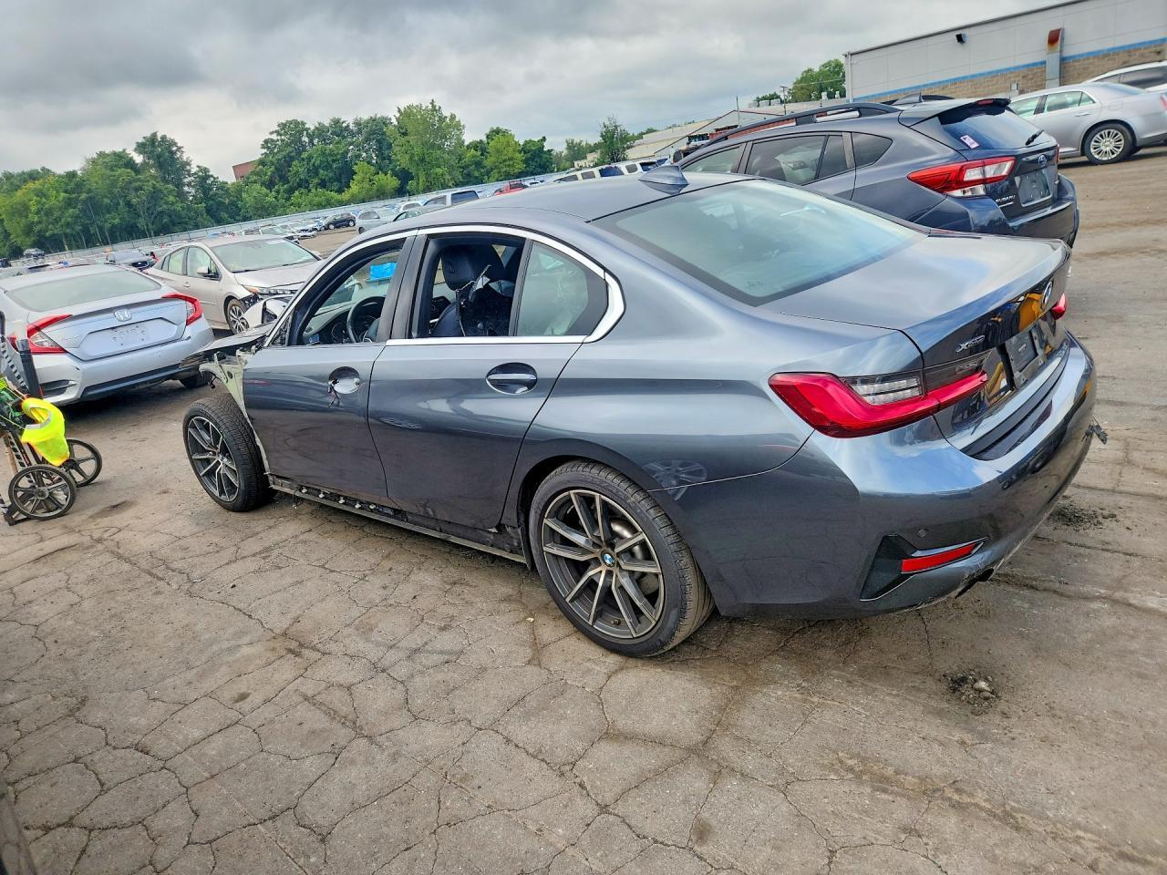 2021 BMW Seria 3 330i - zdjęcie 2