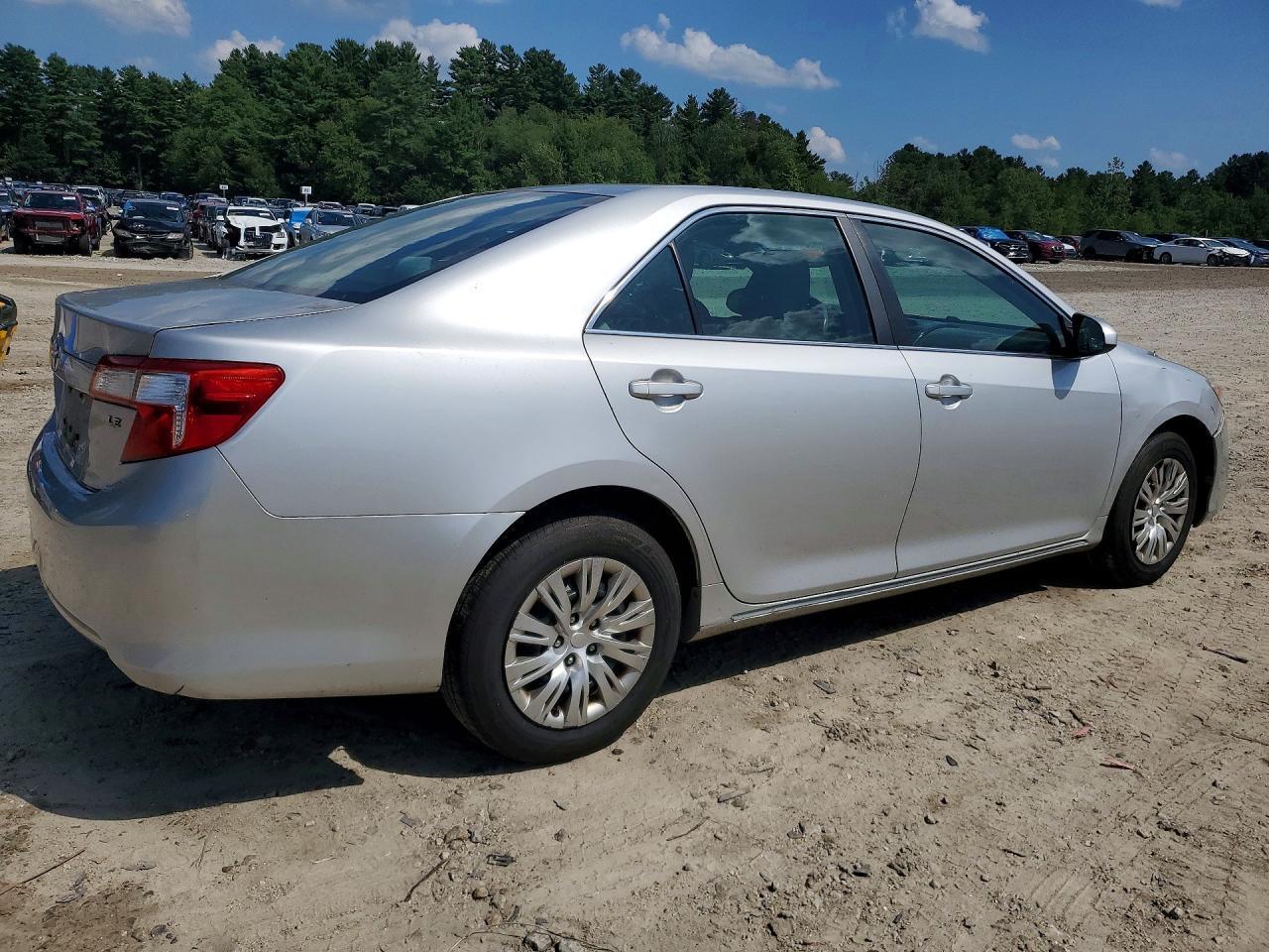 2014 Toyota Camry Le - zdjęcie 3