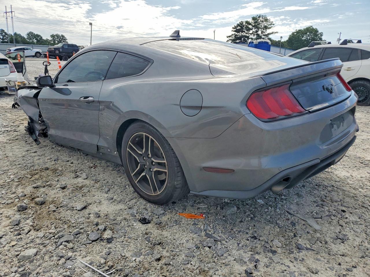 2022 Ford Mustang - zdjęcie 2