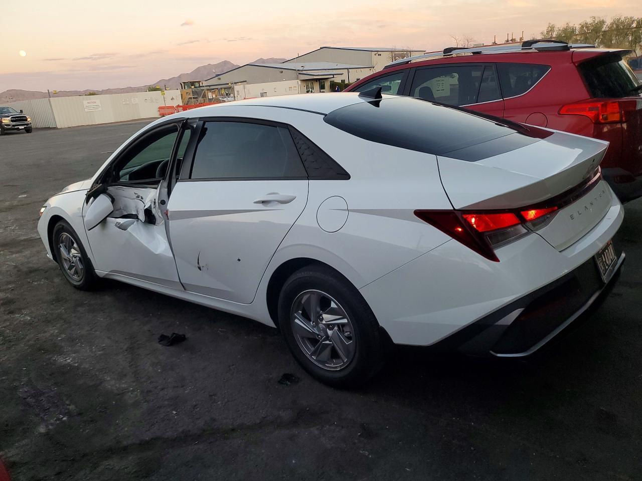 2026 Hyundai Elantra Se - zdjęcie 2