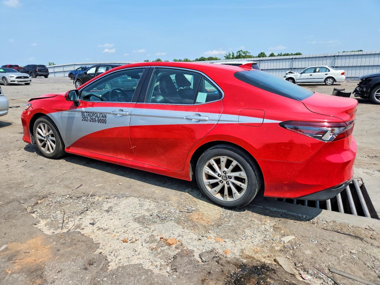 2021 Toyota Camry Le - zdjęcie 2