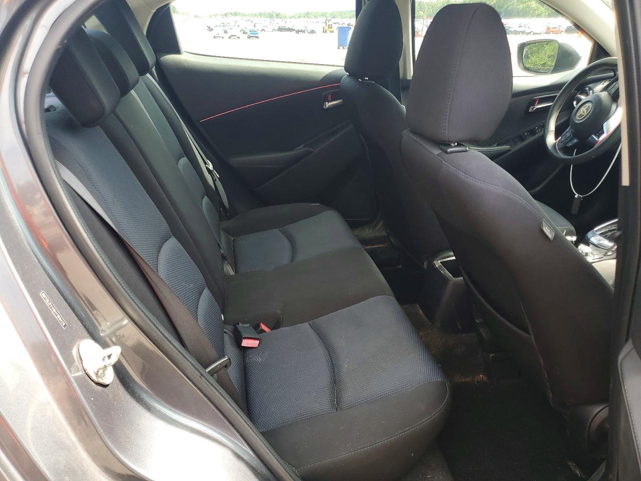 2017 Toyota Yaris Ia Base - zdjęcie 10