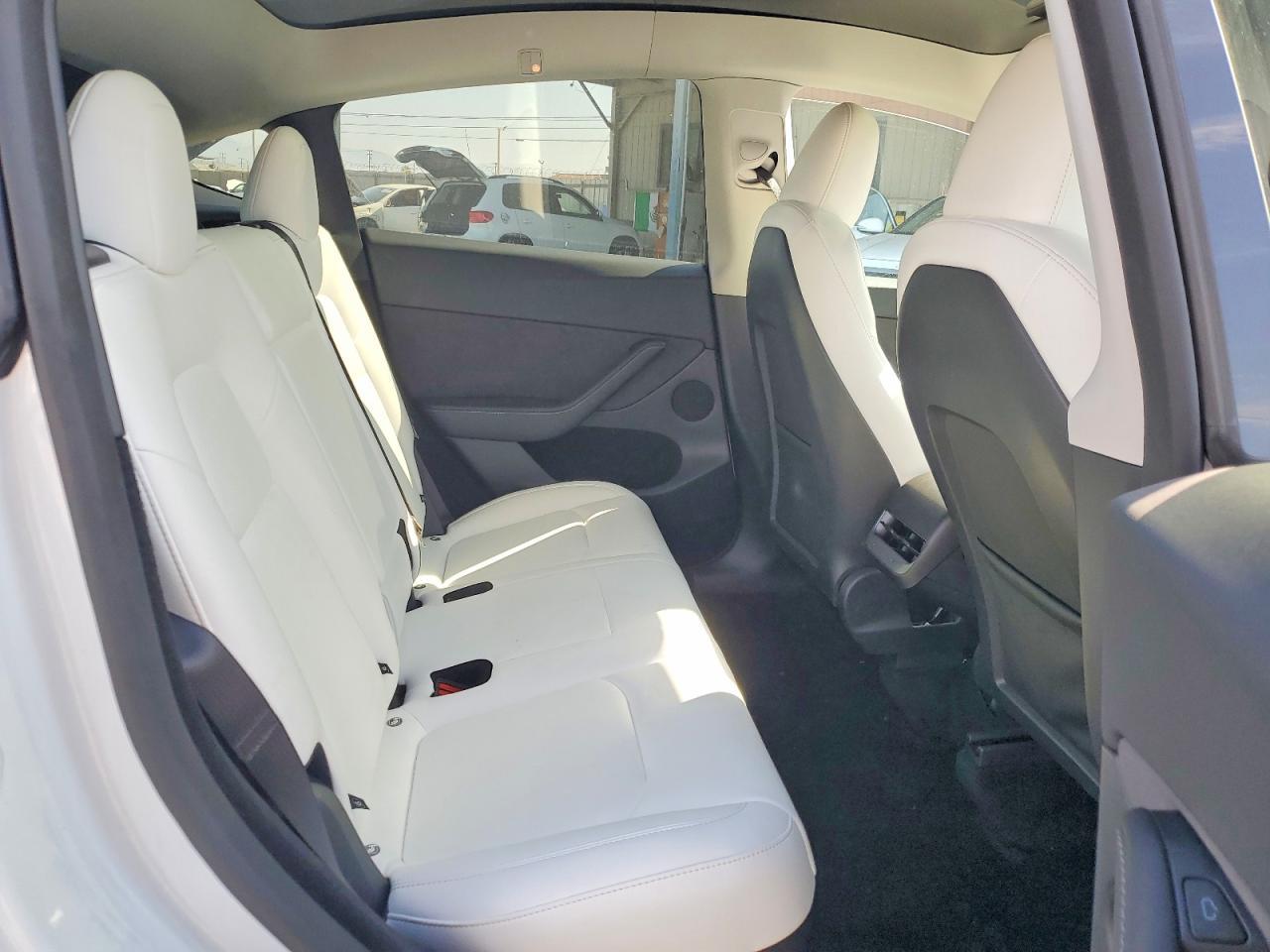 2025 Tesla Model Y - zdjęcie 10