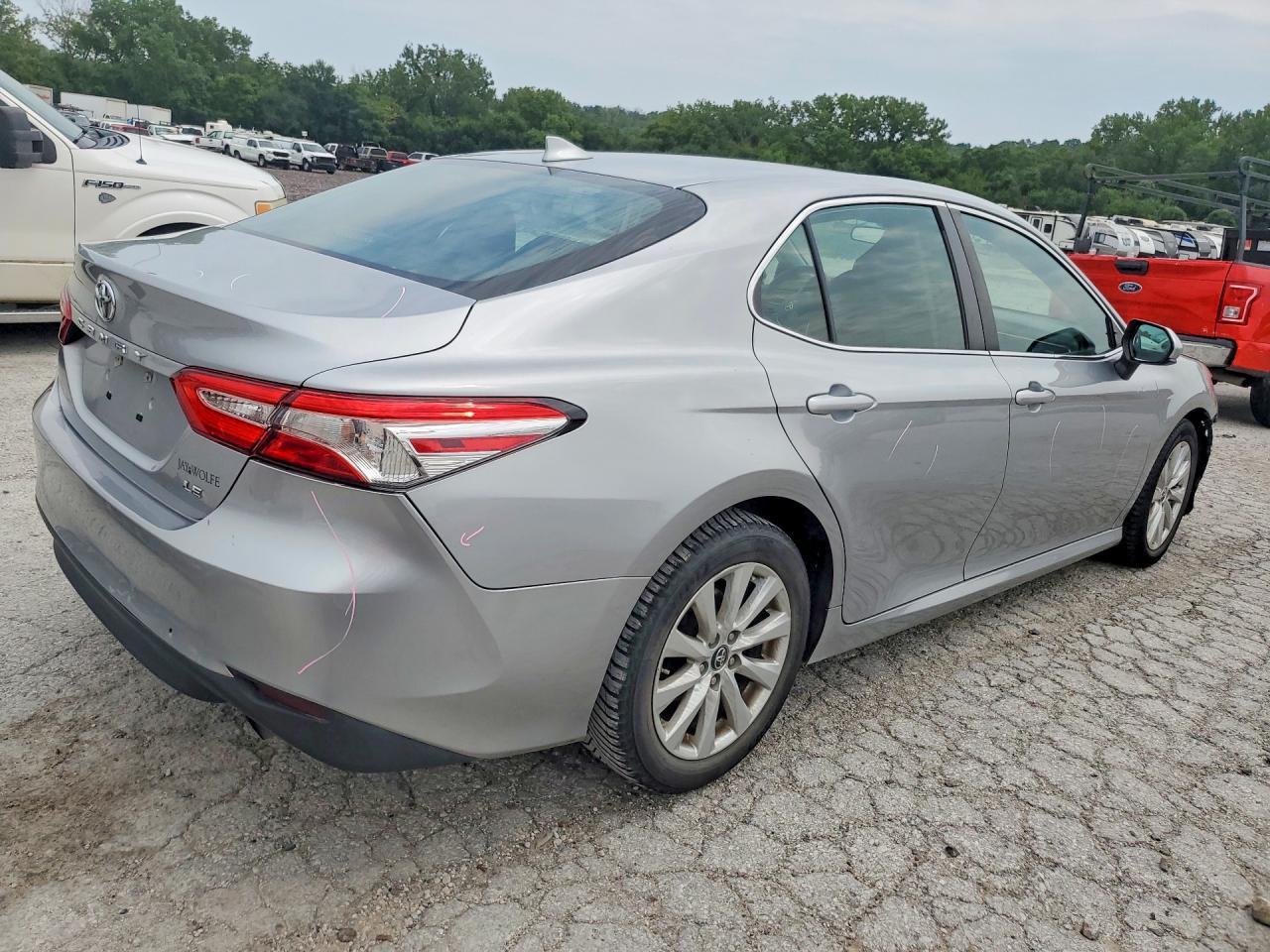 2019 Toyota Camry Le - zdjęcie 3
