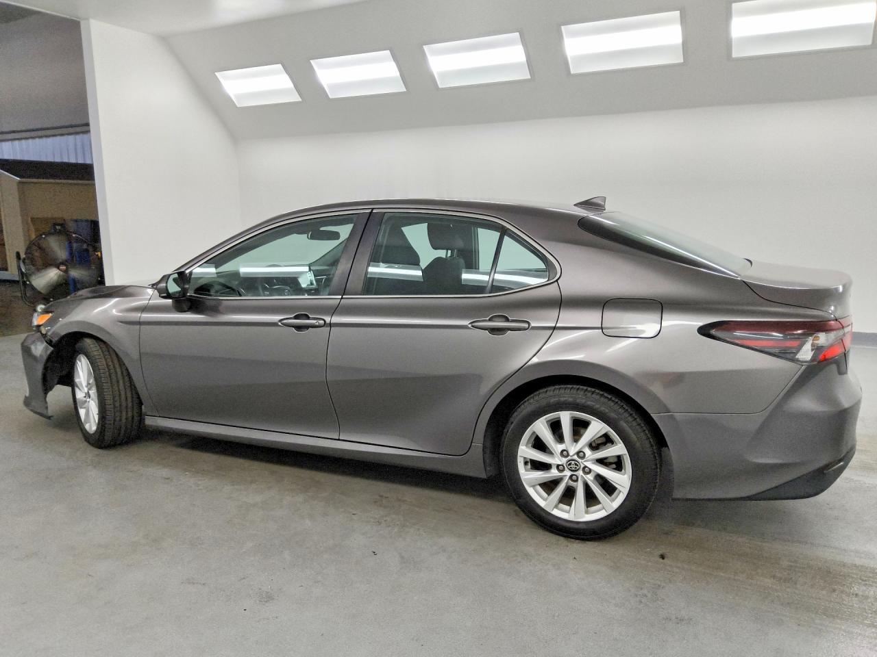 2022 Toyota Camry Le - zdjęcie 2
