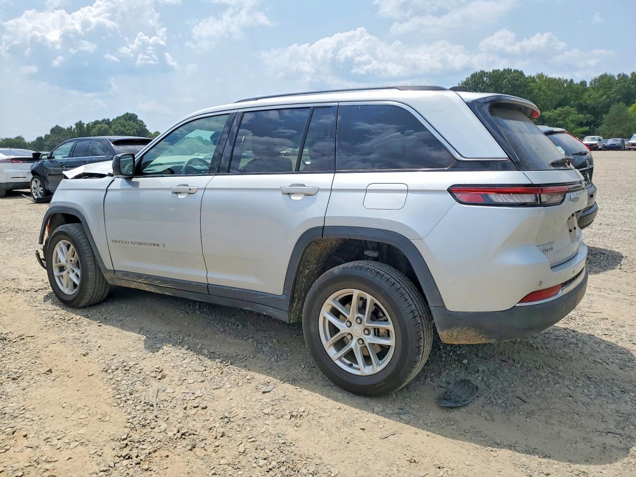 2023 Jeep Grand Cherokee Laredo - zdjęcie 2