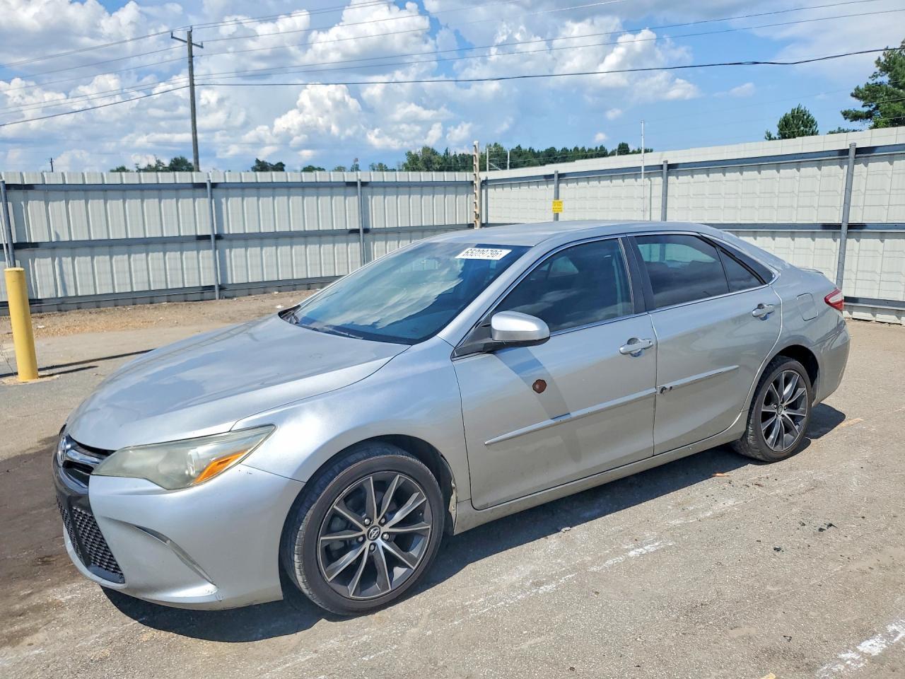 2016 Toyota Camry Xse - zdjęcie główne