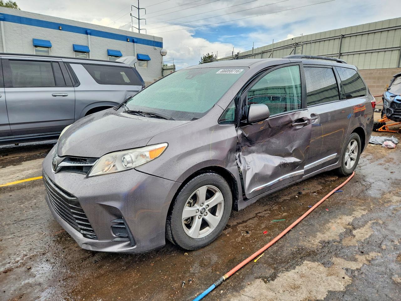 2018 Toyota Sienna Le - zdjęcie główne