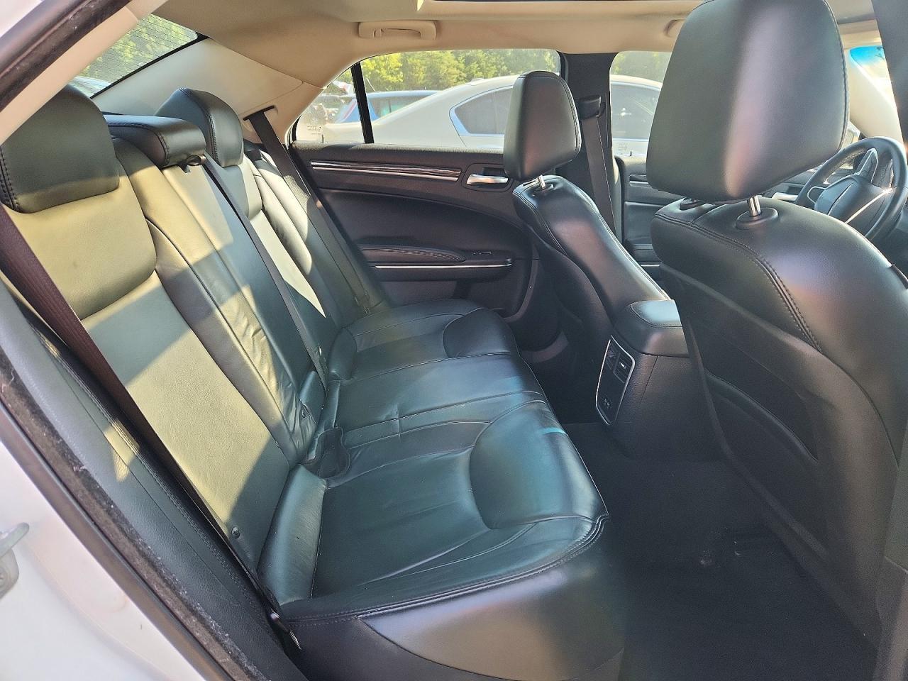 2016 Chrysler 300 Limited - zdjęcie 10