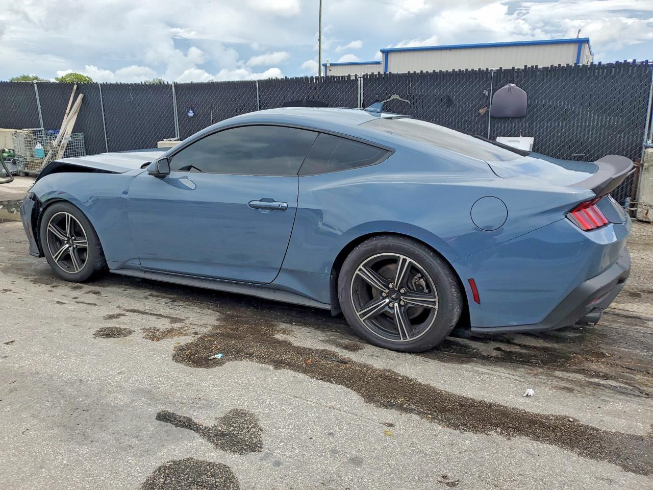 2024 Ford Mustang - zdjęcie 2