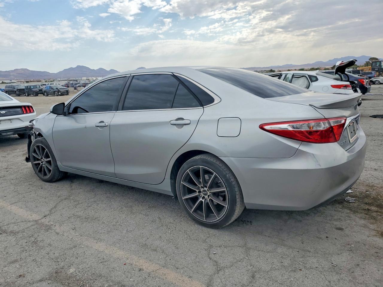 2017 Toyota Camry Le - zdjęcie 2